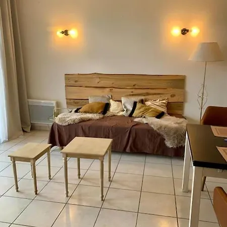 Le Cafe Creme Jardin Parking