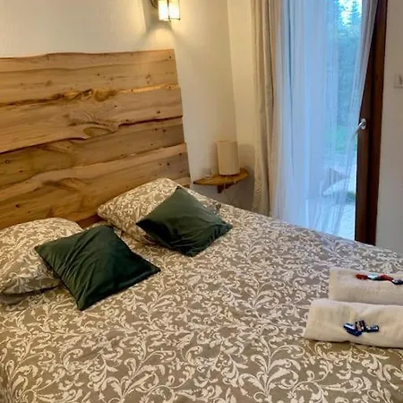 Le Cafe Creme Jardin Parking